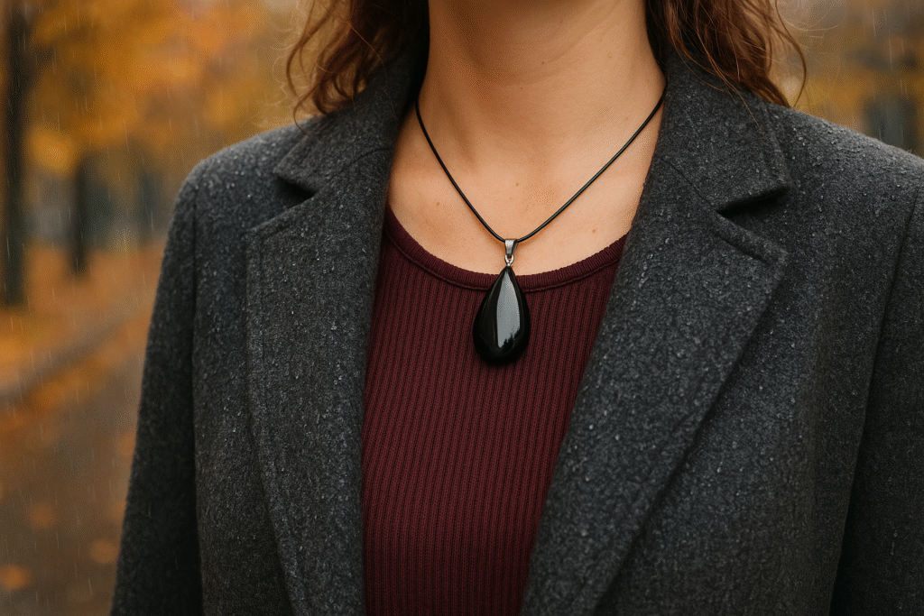 Obsidienne en pendentif sur le buste d'une femme